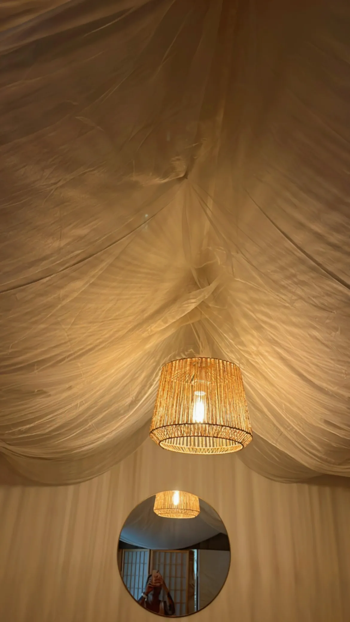 La cabine de soin sous son plafond de voile, avec suspension en rotin