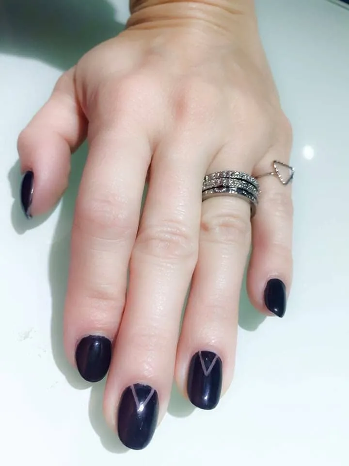 Pose de vernis foncé avec un motif graphique